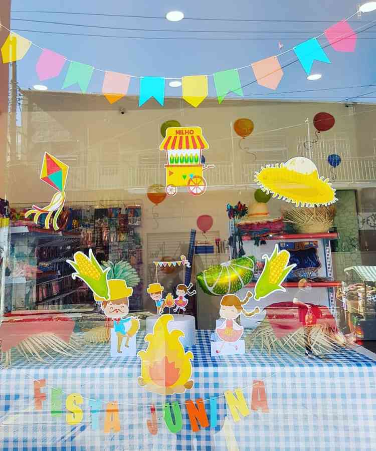 Vitrine com adesivos de festa junina colado, bandeirinhas e mais