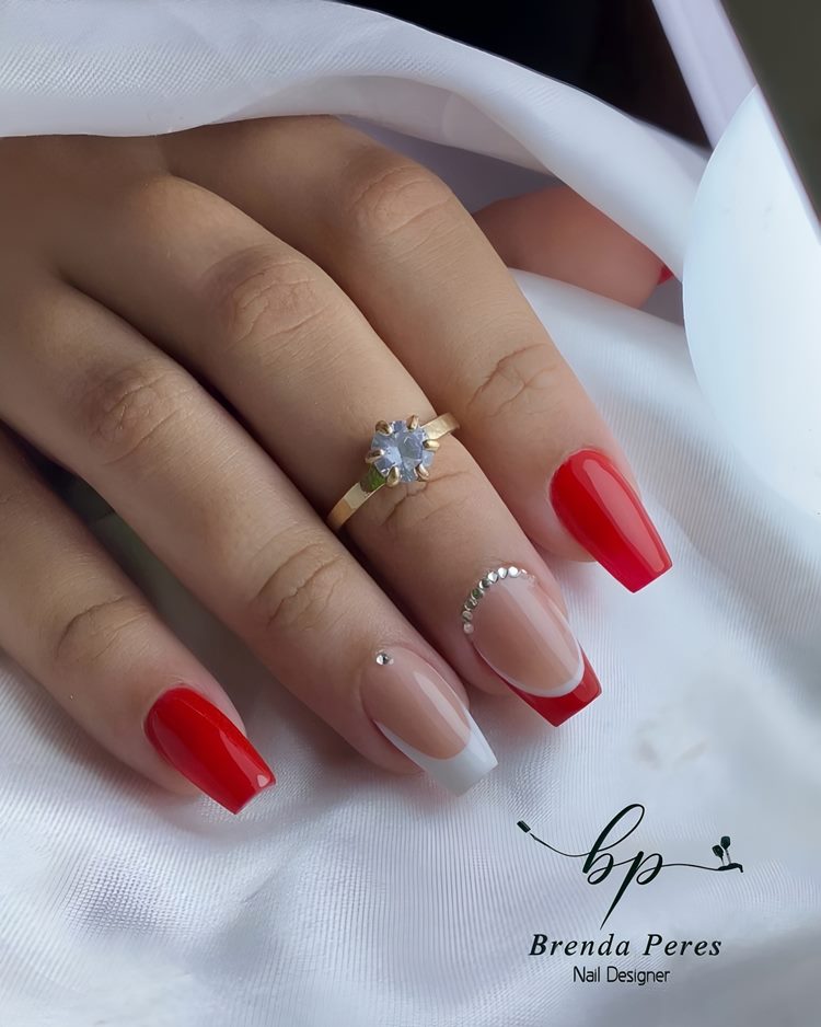 Nail art vermelha e branco(formato: bailarina tamanho: médio)