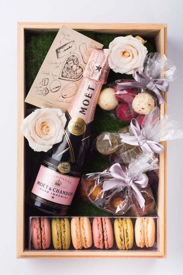 Caixa com doces e bebidas