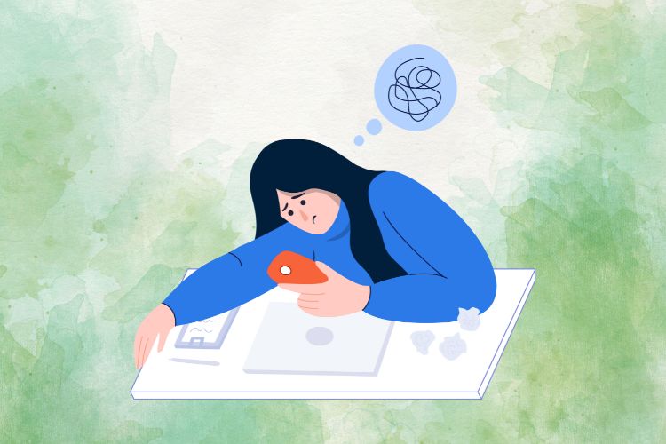 mulher na mesa de trabalho olhando para a tela do celular, quantas pessoas têm FOMO