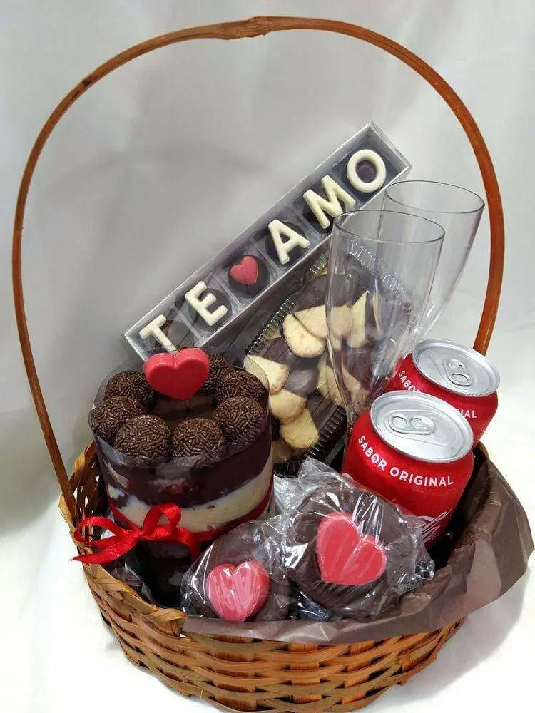 Cesta de dia dos namorados com doces e refrigerante