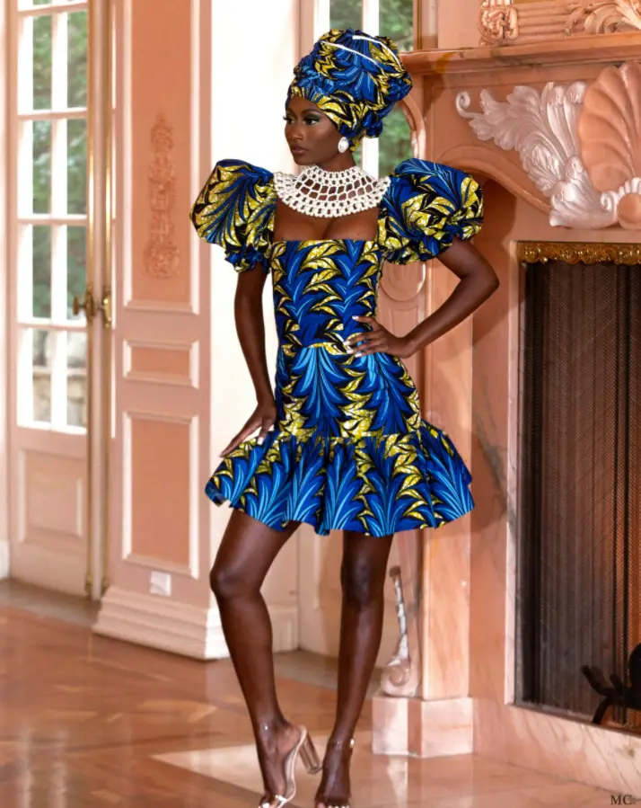 Vestido curto com mangas bufantes e turbante de Claude Kameni