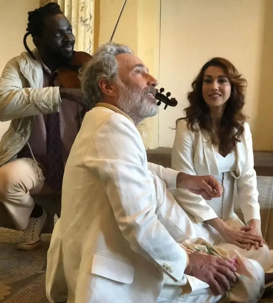 Foto dos atores Isio Ghelman, Clara Santhana e Izak Dahora.