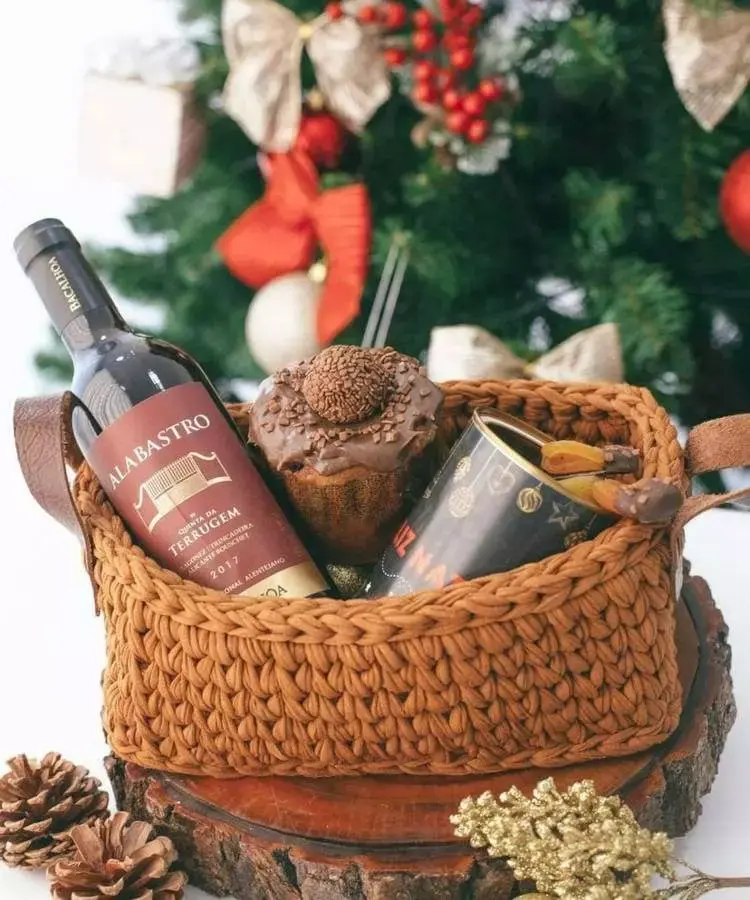 Cesta de Natal com vinho e panetone