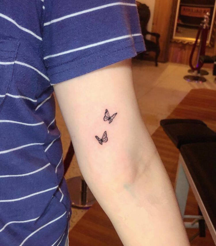 Tatuagem de duas borboletas delicadas no braço
