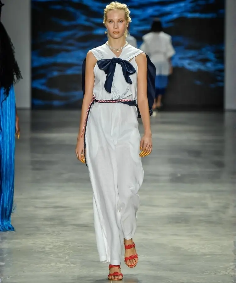 Look branco com gravata de laço da Santa Resistência