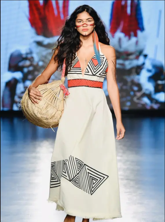 Vestido com grafismo indígena