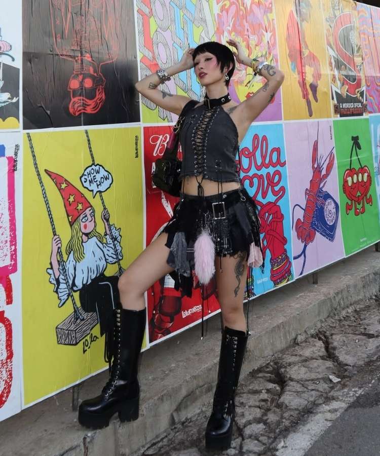 Sarina Shirakawa Gomes usou minissaia assimétrica em seu look para o Lollapalooza 2026