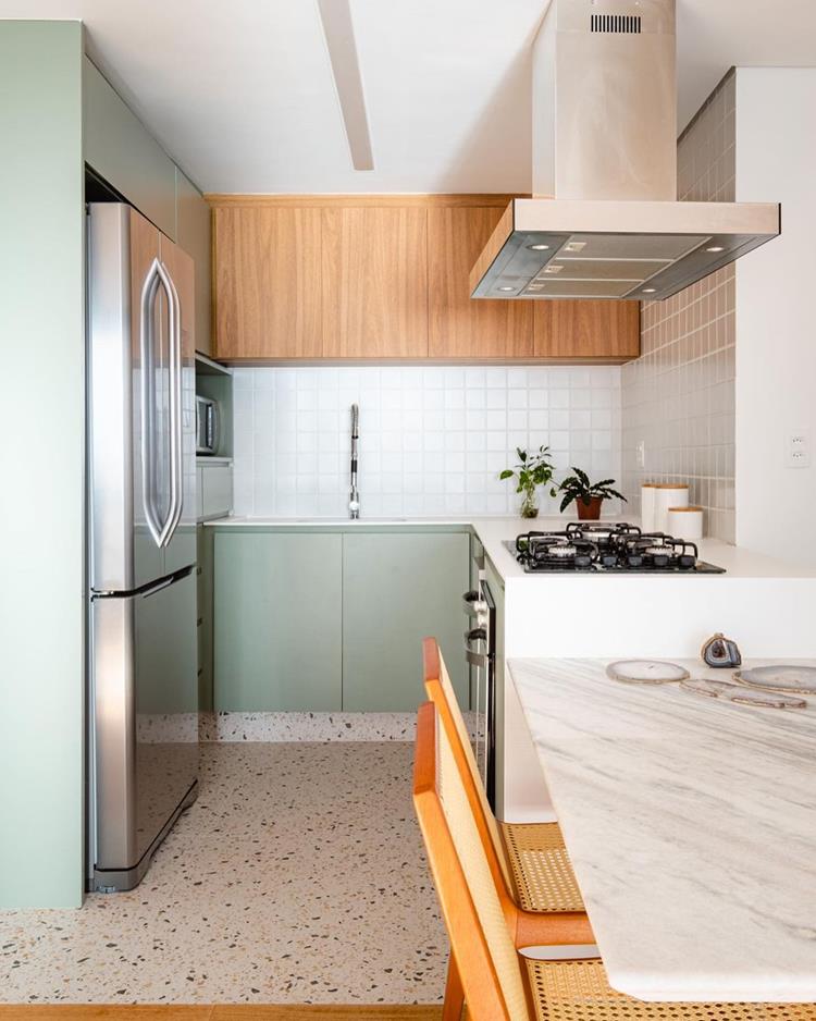 foto de cozinha pequena com armários verdes junto com mesa de jantar e em pedra clara e cadeiras marrons