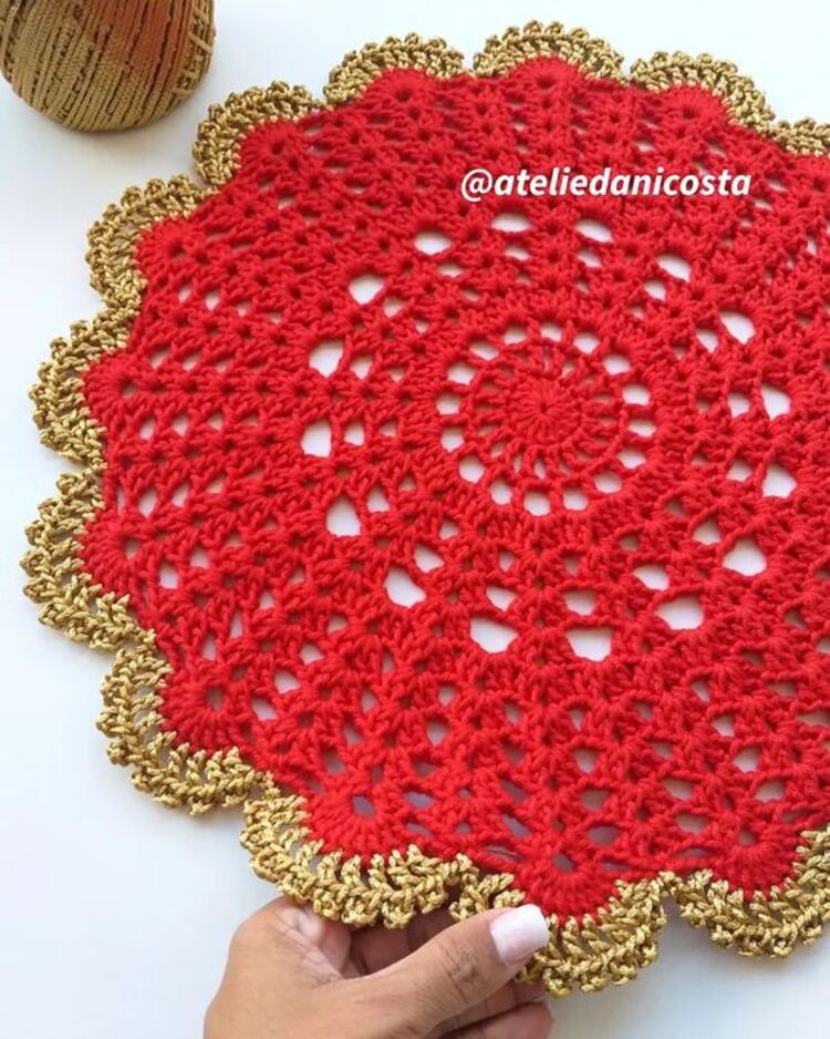 Sousplat de natal vermelho e dourado.