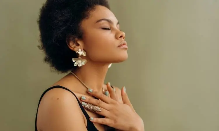 Mulher meditando.
