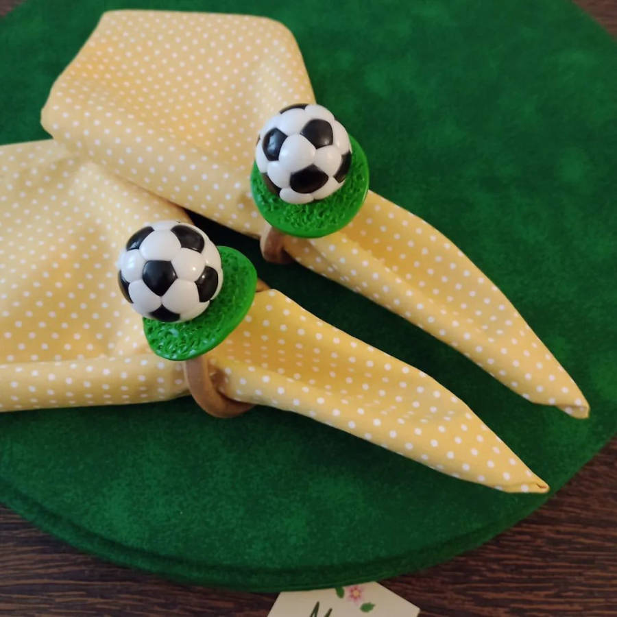 Prendedor com bola de futebol.