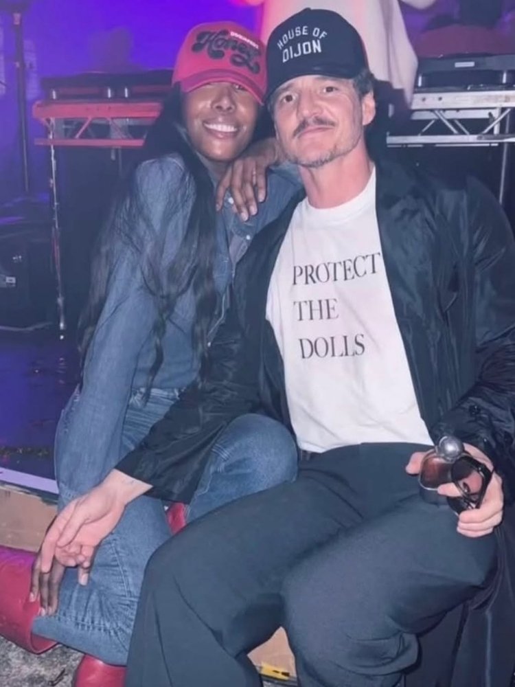 Pedro Pascal usando a camiseta Protect the Dolls