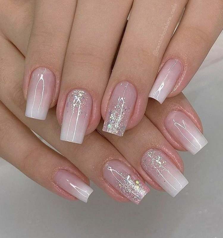 Unhas grandes e quadradas para noivas, com base babyboomer e glitter