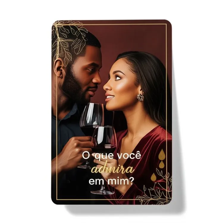 Um cartão com a pergunta "O que você admira em mim?". A imagem apresenta um casal elegantemente vestido brindando com taças de vinho tinto, olhando-se nos olhos, com detalhes dourados ornamentais nas bordas.