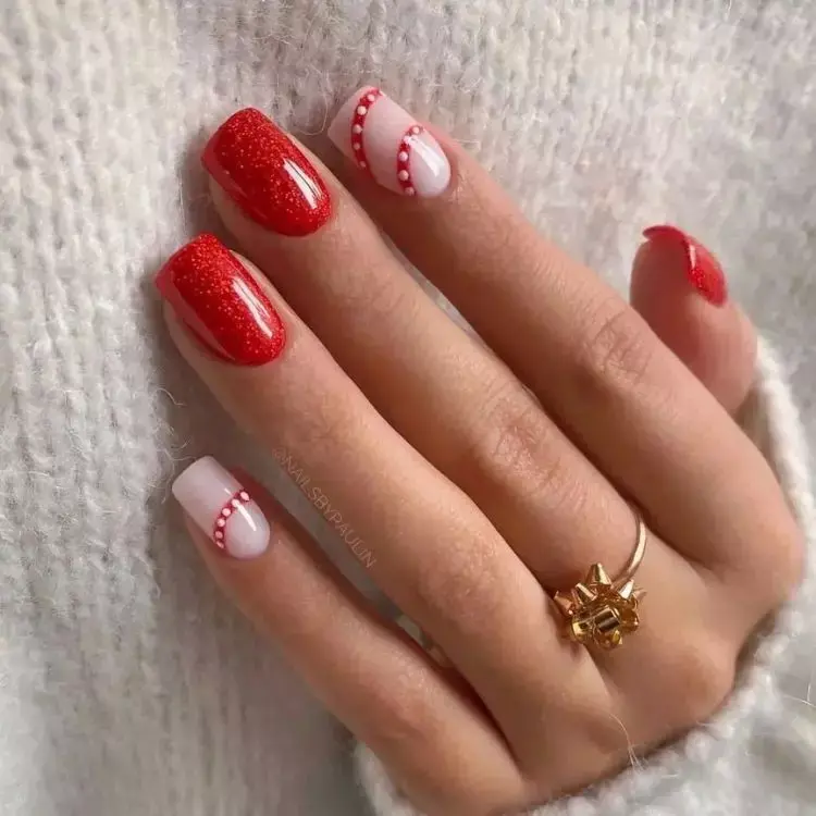 unhas curtas quadradas decoradas para fim de ano em branco e vermelho