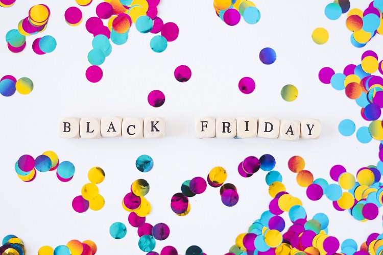 Foto de miçangas dizendo “Black Friday”