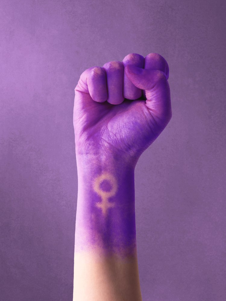 Foto de punho pintado de roxo com símbolo feminino no pulso
