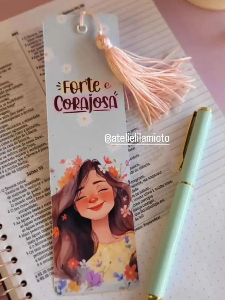 Marca página com desenho de uma mulher e frase "forte e corajosa"