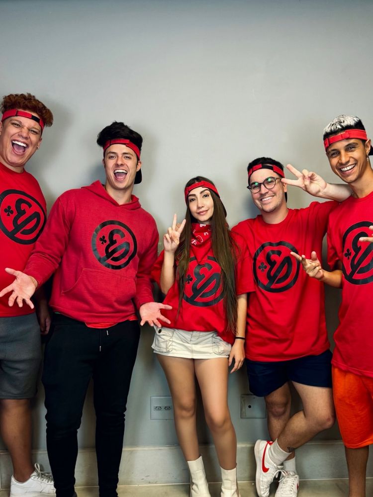 Integrantes do Elo Team usando moletom vermelho da marca
