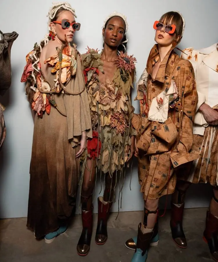 Modelos nos bastidores do desfile da Sou de Algodão no SPFW N61