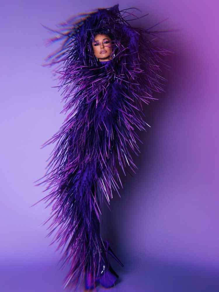 Look roxo de Sabrina Sato no Carnaval 2023 assinado por Victoria Ruiz