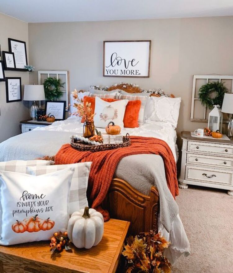 Quarto com cores neutras e detalhes laranja.