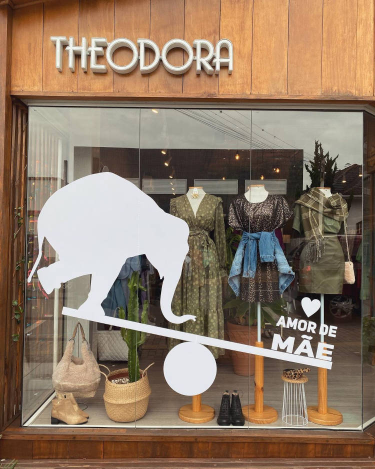 Vitrine com adesivo branco.