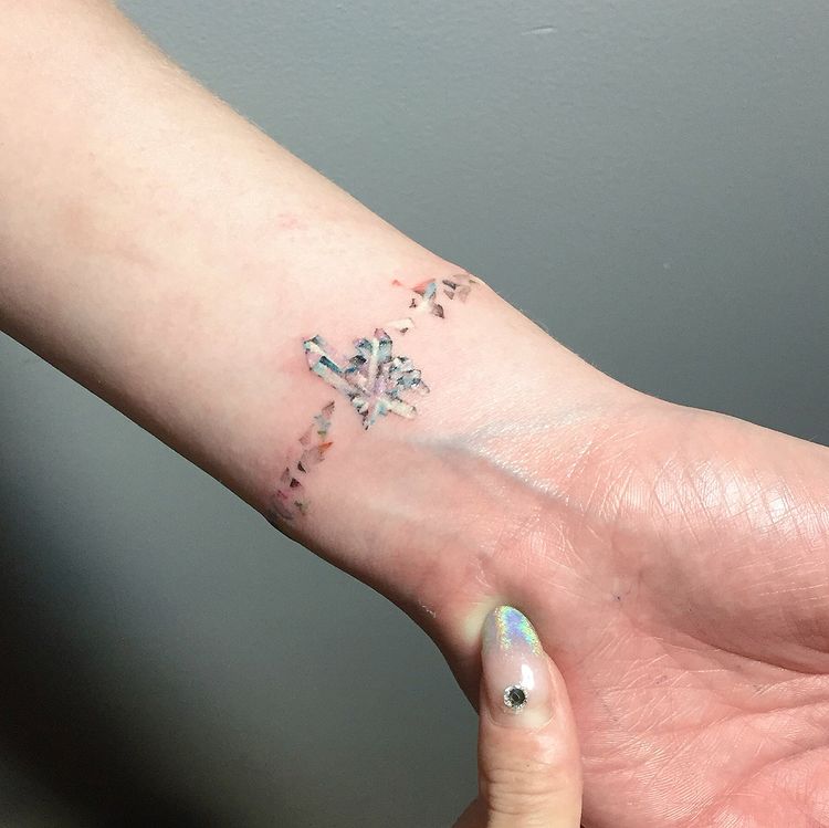 tatuagem que imita pedras preciosas