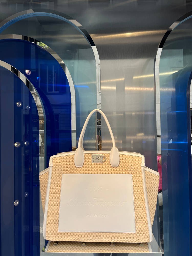 Bolsa Salvatore Ferragamo na Vitrine de Milão para o Verão 2023