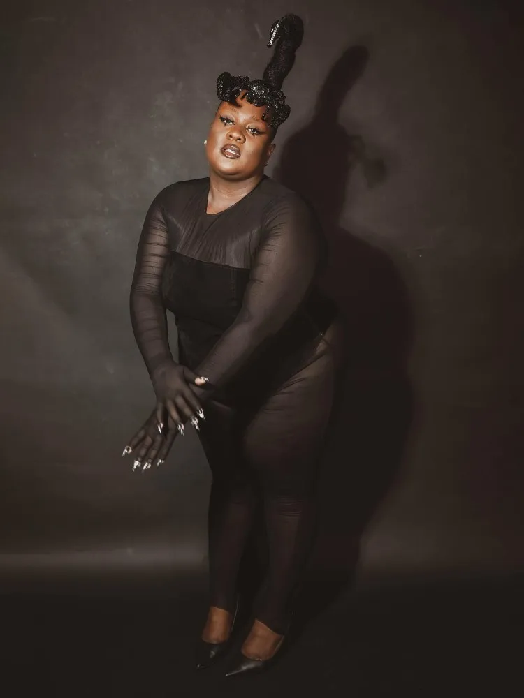 atriz e maquiadora Roberta Freitas como escorpião para o Halloween Sephora 2023