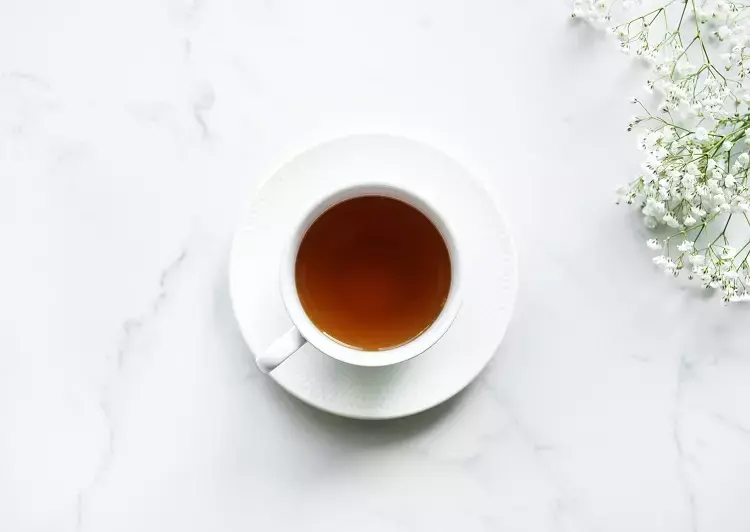 Foto de chá mate para perder peso em xícara de porcelana