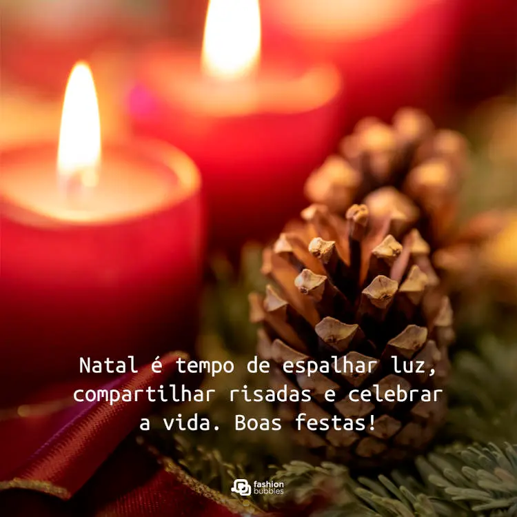 Foto de velas acesas, pinha e frase "Natal é tempo de espalhar luz, compartilhar risadas e celebrar a vida. Boas festas!"