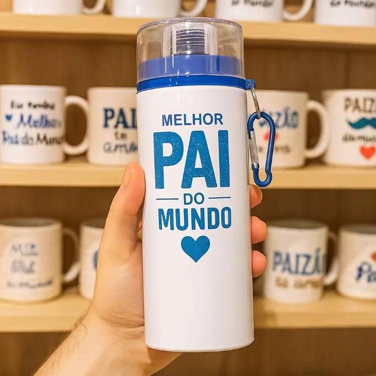 A segunda imagem mostra uma garrafa branca e azul com a inscrição "MELHOR PAI DO MUNDO" em destaque. Uma mão segura a garrafa, enquanto várias canecas com temas de Dia dos Pais podem ser vistas desfocadas ao fundo.







