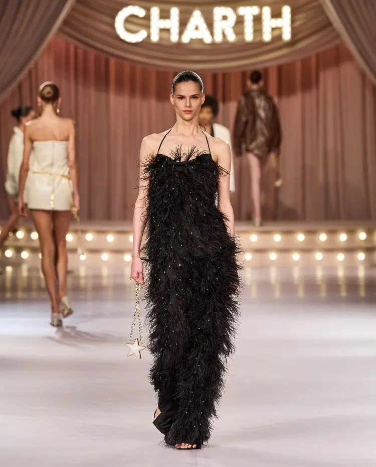 Foto de modelo na passarela durante o desfile da Charth para a coleção "Action"