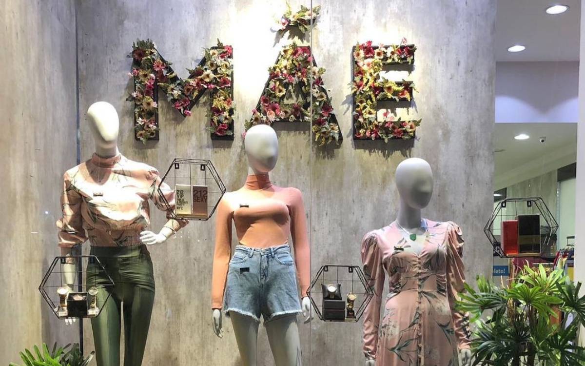 Vitrine de Dia das Mães decorada.