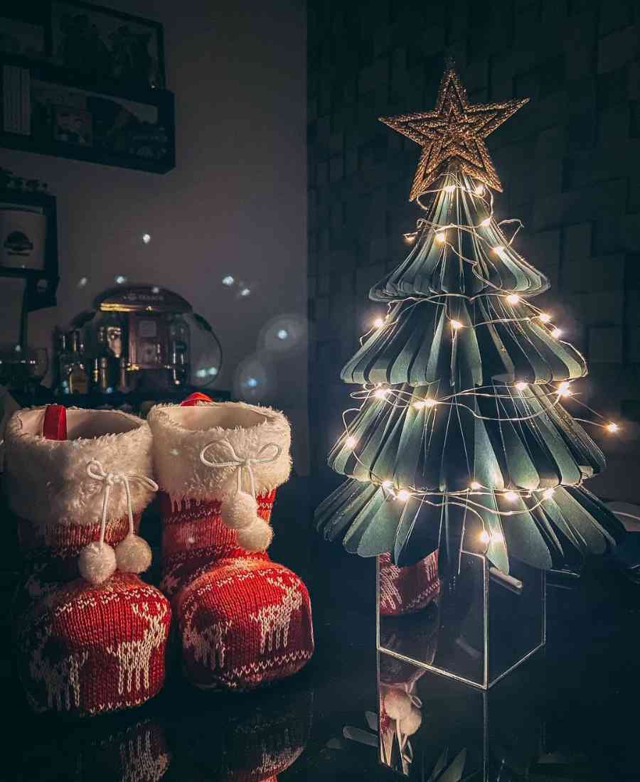 Foto de árvore de natal feita de papel.