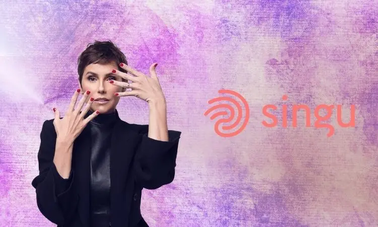 Montagem de fundo lilás com Deborah Secco vestida d epreto mostrando unhas vermelhas e logo do Singu
