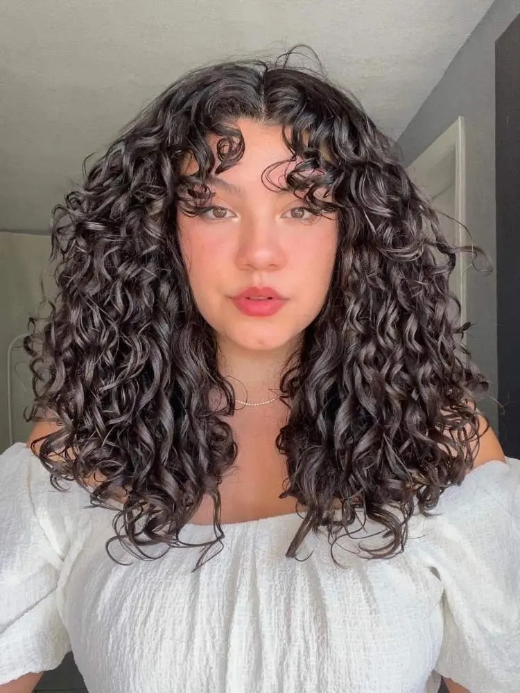 Corte cabelo ondulado com franja.