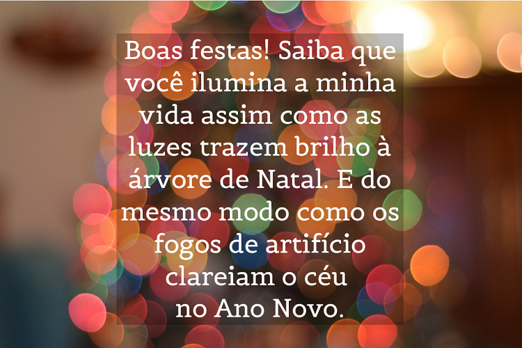 Luzes coloridas desfocadas e frase: Boas festas! Saiba que você ilumina a minha vida assim como as luzes trazem brilho à árvore de Natal. E do mesmo modo como os fogos de artifício clareiam o céu no Ano Novo.
