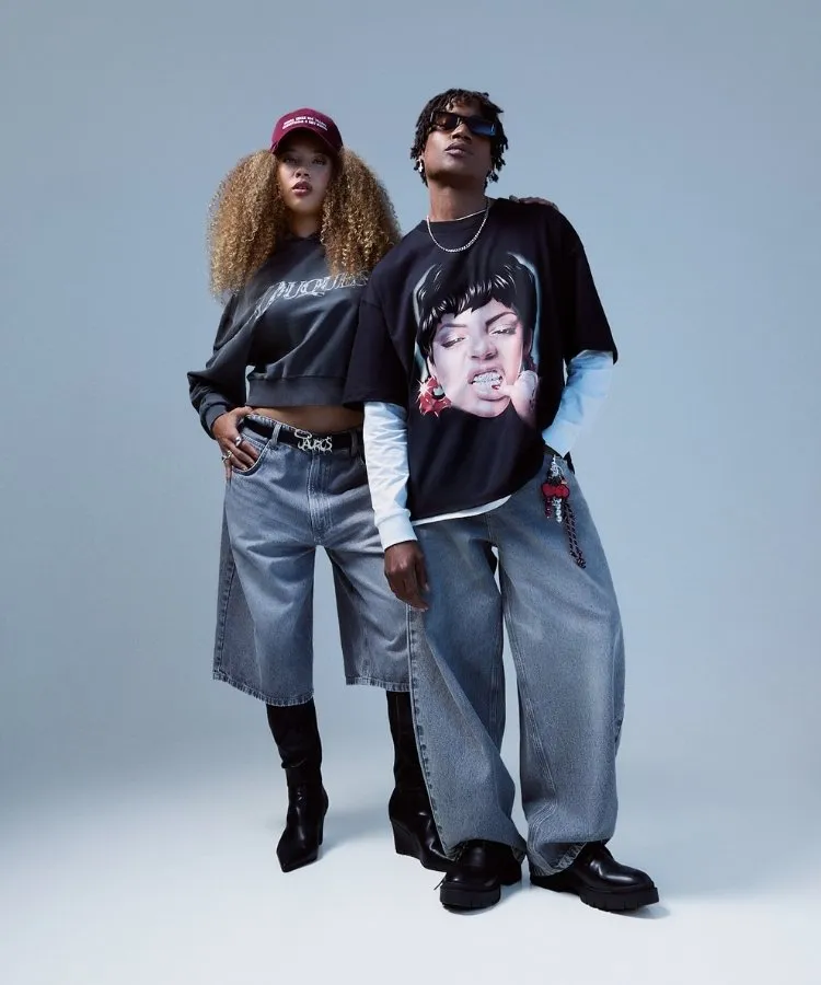 Dois modelos usando looks da coleção da Renner com a cantora Duquesa