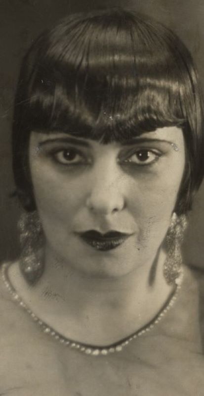 Retrato de mulher com maquiagem e franja