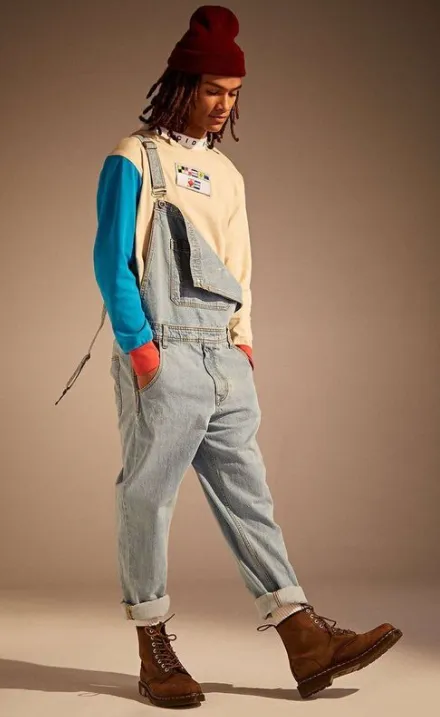 Jardineira jeans e moletom