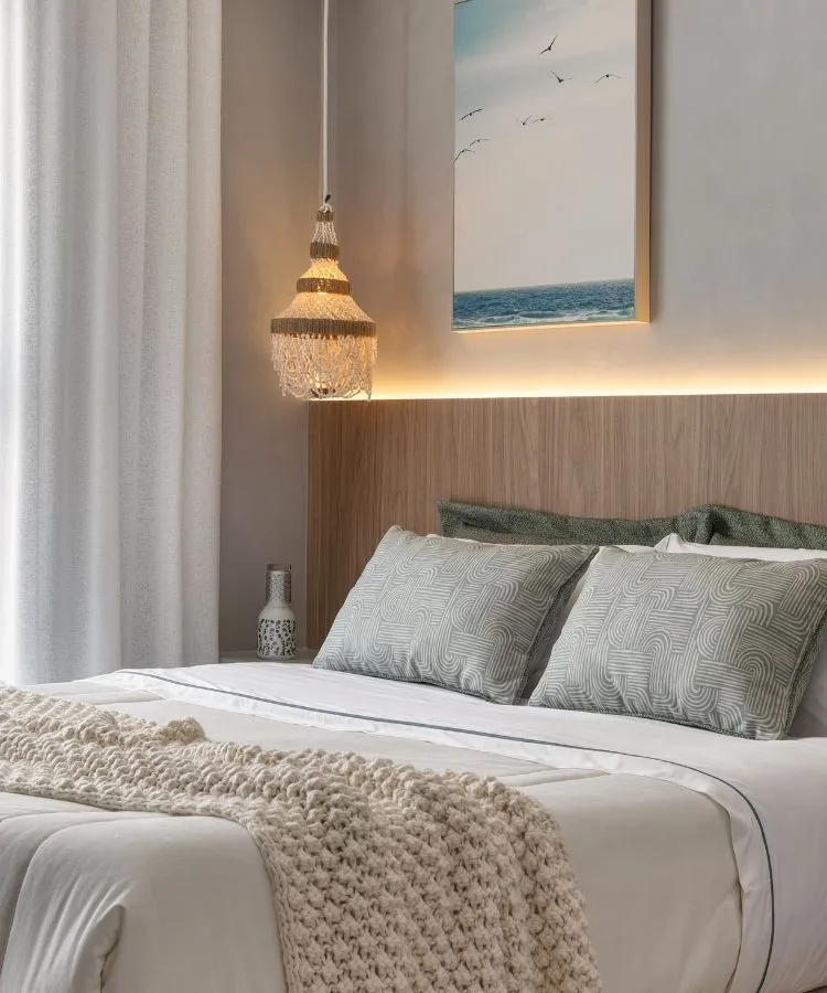 Quarto de apartamento de 85 m² com decoração praiana