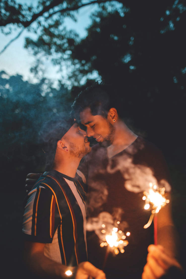 dois homens quase se beijando 