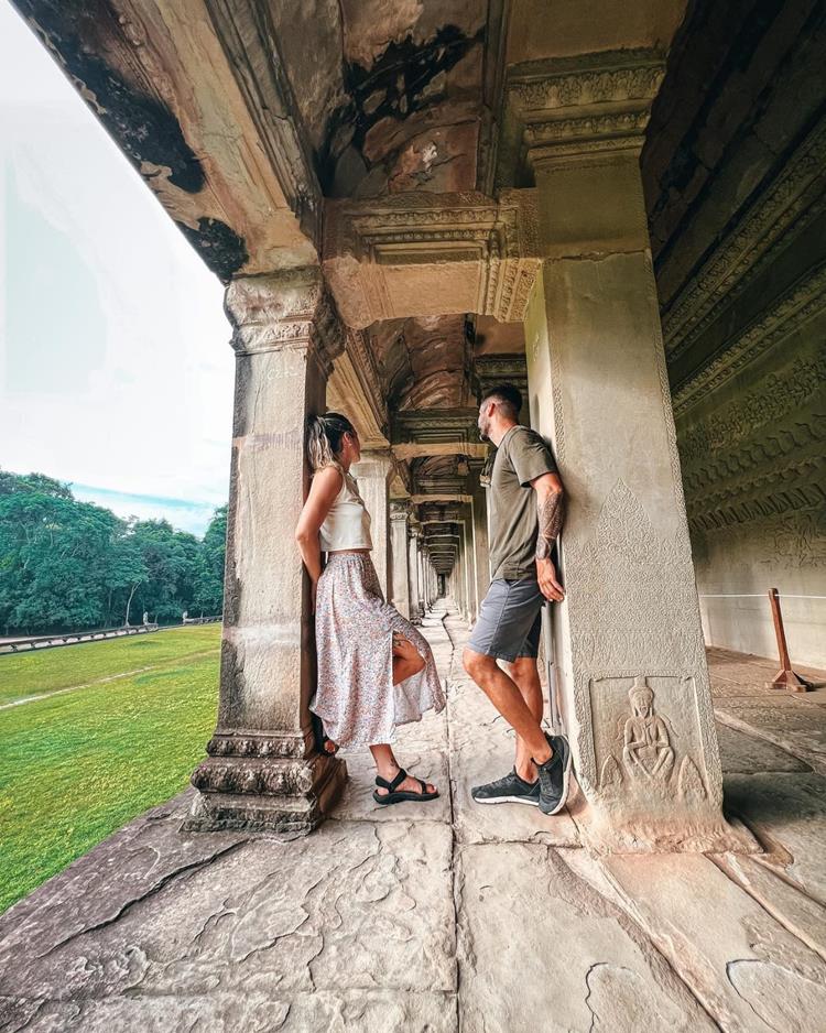 foto de casal posando em viagem