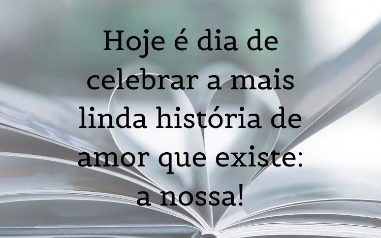 Foto de folhas de papel formando coração e frase "Hoje é dia de celebrar a mais linda história de amor que existe: a nossa!"