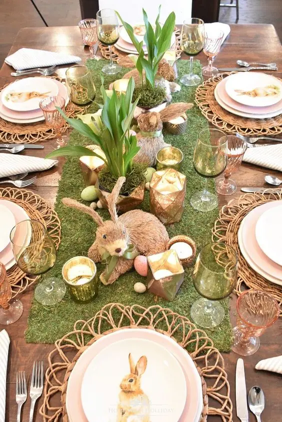  mesa de Páscoa com Gramado fake, plantas e coelhos