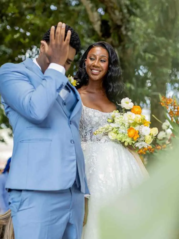 Noivo de Camilla de Lucas chorando em seu casamento. Ele usa terno azul.