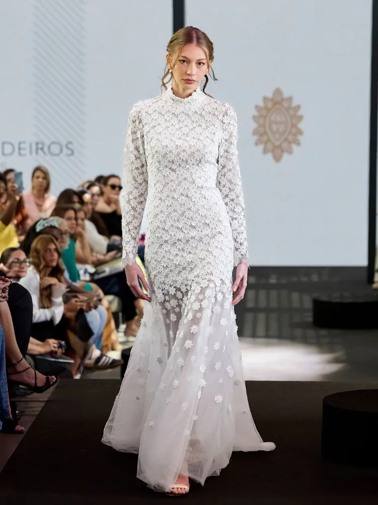 Mulher de pele clara com vestido de noiva de forro curto com flores
